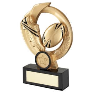 GOLD/BLACK RUGBY BALL AND BOOT ON ROUND WREATH WITH PLATE (1in CENTRE) - 6in